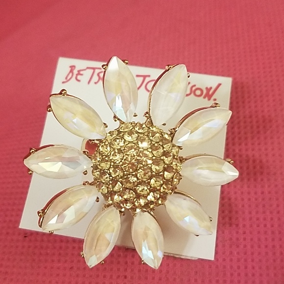 Betsey Johnson Jewelry - Betsey Johnson size 6.5 daisy ring NWT
